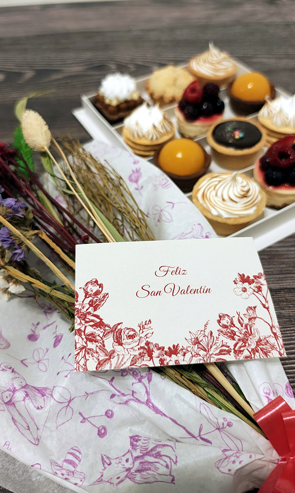 Box de regalo NILO con bocaditos artesanales, ramo de flores y tarjeta de salutación