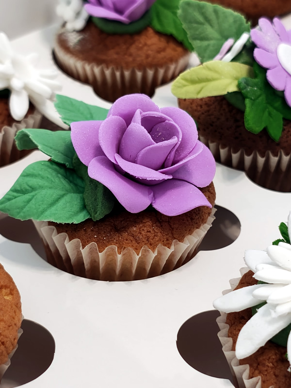 Mesa de dulces elegante para centro de mesa con cupacake en forma de flores