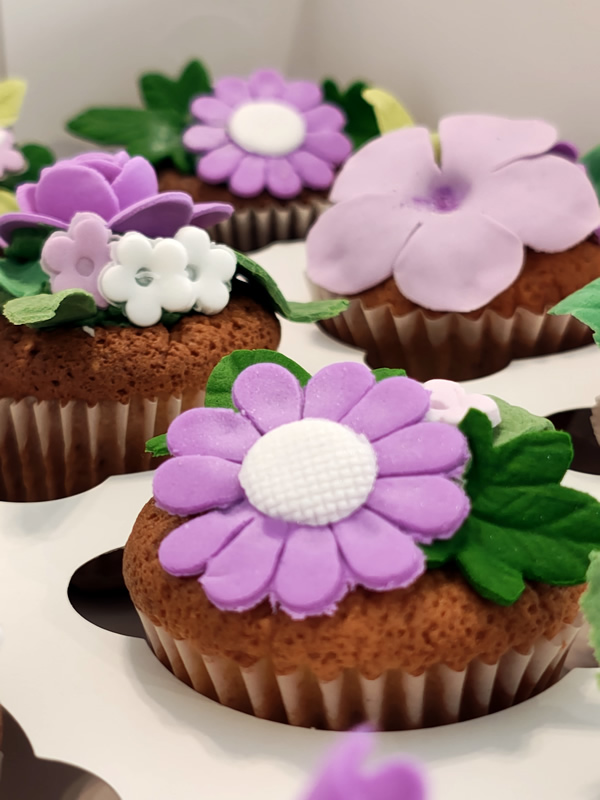 Mesa de dulces elegante para centro de mesa con cupacake en forma de flores