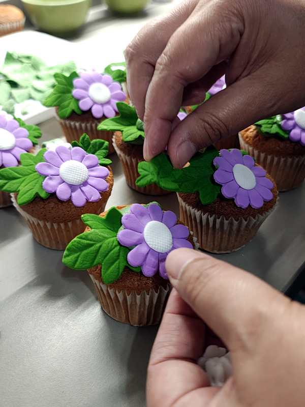 Mesa de dulces elegante para centro de mesa con cupacake en forma de flores