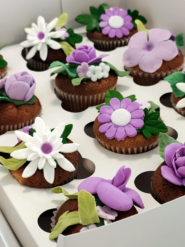 Mesa de dulces elegante para centro de mesa con cupacake en forma de flores