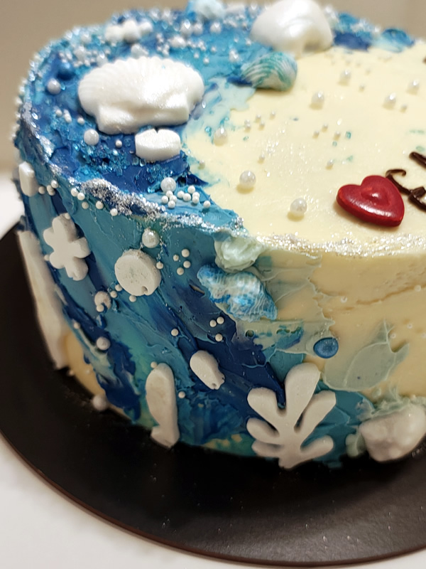 Torta de cumpleaños elegante con diseño de mar realizar en azúcar