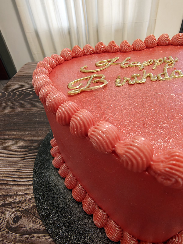 Torta de cumpl de 15 años con temática de corazón y textura terciopelo