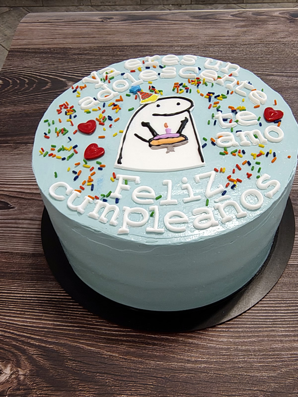 Torta de cumpleaños con diseño de emoji