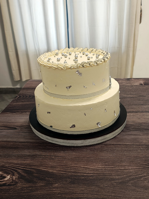 Torta 2 pisos personalizada de buttercream con detalles de oro